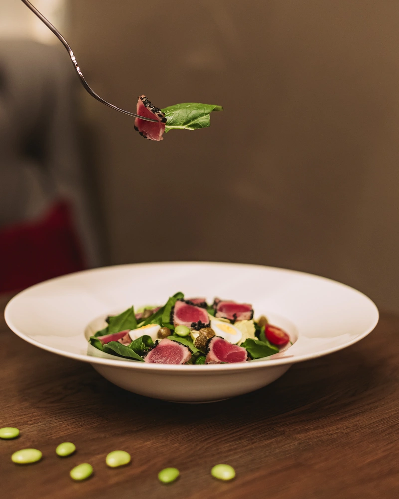 Кухня ELLE DECORATION: салат «Нисуаз» со свежим тунцом | Источник: GS