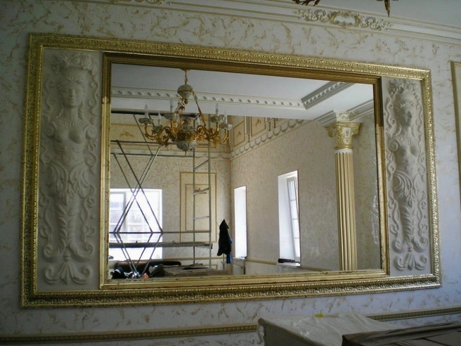 Даже зеркало оформлено в классическом стиле | Источник: Ирина Бондаренко