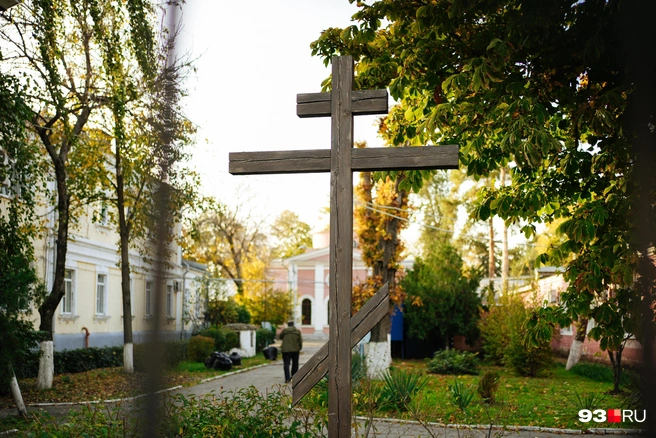 Поклонный крест на территории больницы&nbsp;— это единственное напоминание о том, что здесь ранее было кладбище | Источник: Дарья Паращенко / 93.RU