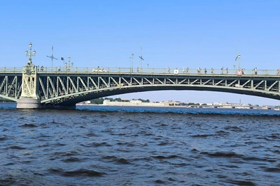 Теплоход с пассажирами зацепил пролет Троицкого моста