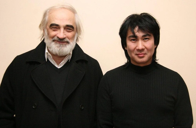 Юрий Белишкин, продюсер группы «Кино», и Асхат Ош (Калбаев) — лидер группы «Виктор», которая исполняет хиты Цоя | Источник: архив Михаила Садчикова