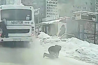 Школьник-зацепер упал с автобуса – на родителей составили протокол