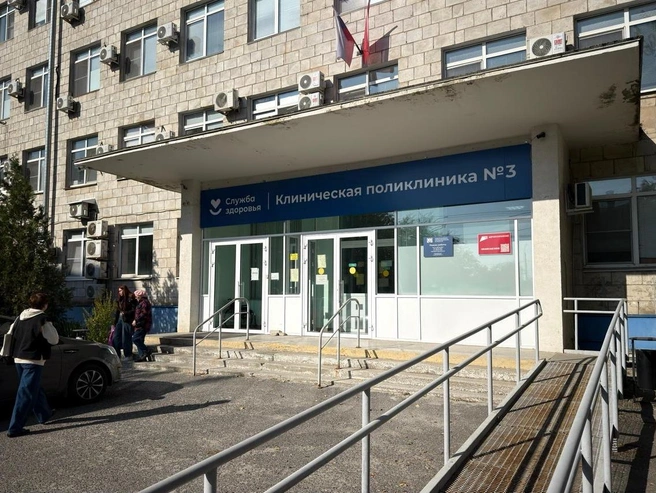 Приём простудных больных проходит не в основном здании поликлиники, а в специальном кабинете | Источник: Алексей Волхонский / V1.RU