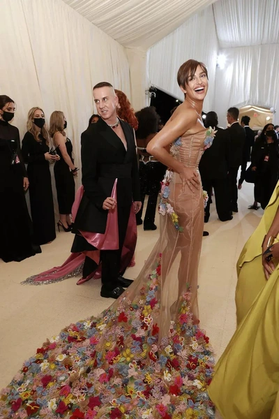 Самые красивые выходы Ирины Шейк на Met Gala