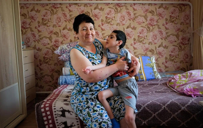Ильназ и его мама Гульназ живут в Барде | Источник: Иван Козлов