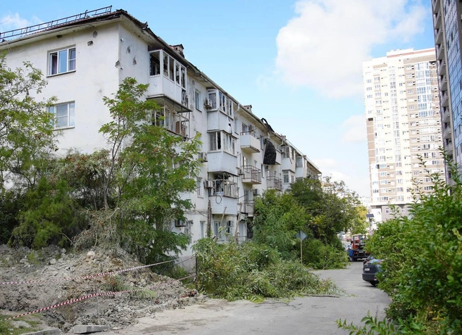 В доме сильно повреждены два подъезда и крыша | Источник: Андрей Кравченко / T.me
