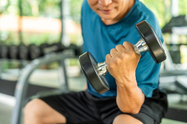 Больше так не делай: 5 опасных ошибок, которые допускают любители фитнеса при выполнении популярных упражнений | Источник: GBJSTOCK/Shutterstock/Fotodom.ru