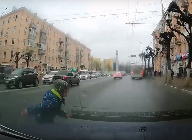На Первомайском проспекте ребенок выбежал на дорогу под колеса автомобилей | ya62.ru