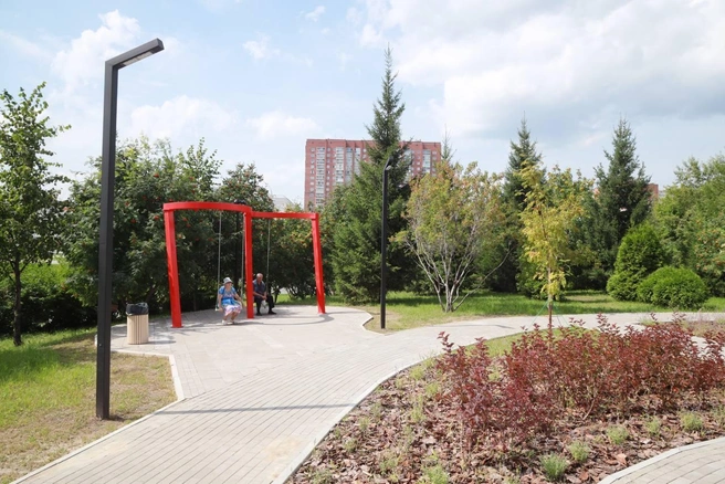 В сквере установили новые качели, которые уже понравились некоторым жителям города | Источник: «Кудрявцев Максим» / Telegram