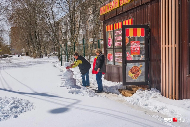 Апрельский снег вдохновил продавщиц местного магазинчика на творчество | Источник: Тимофей Калмаков / 59.RU