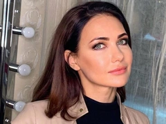 «Роковая девочка»: будто бы еще сильнее помолодевшая Климова произвела фурор в платье с глубоким декольте