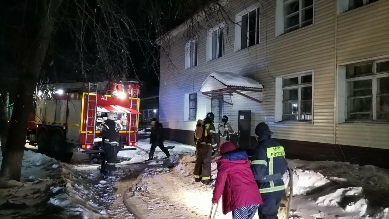 В Новоалтайске загорелся дом, людей эвакуировали: подробности