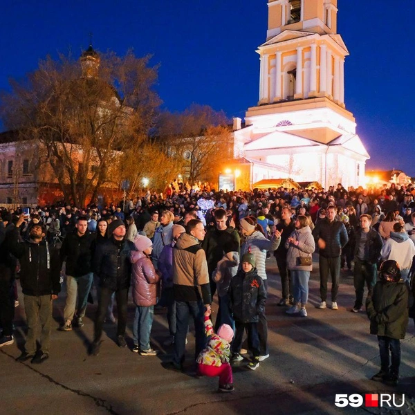 Ближе к одиннадцати вечера людей стало еще больше | Источник: Тимофей Калмаков / 59.RU