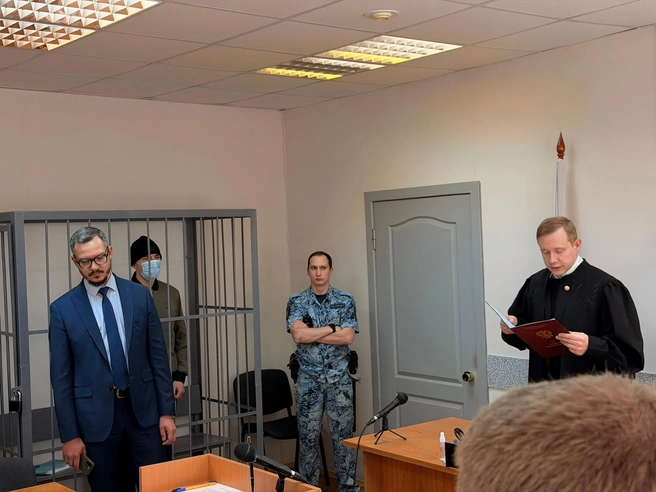Михаил Аникин закрыл лицо маской | Источник: Ленинский районный суд Екатеринбурга