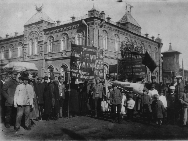В 1920 году дети уже участвовали в празднике наравне со взрослыми | Источник: Объединенный государственный архив Челябинской области