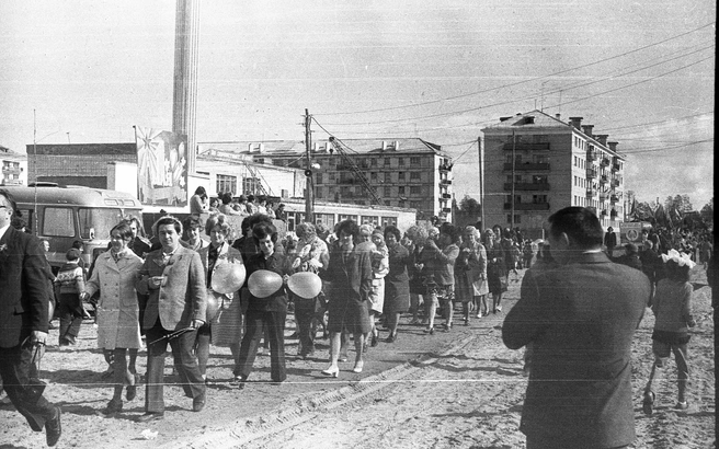 Коллектив Белоярской участковой больницы во время демонстрации трудящихся 1 Мая. Белоярский. 1980 год. | Источник: Архивный отдел администрации Белоярского района. Фотофонд / Архивная служба Югры 
