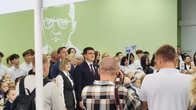 В школу приехал губернатор Котюков  | Источник: Полина Бородкина / NGS24.RU 