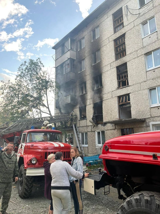 Самостоятельно из дома эвакуировались 16 человек. Пожарные спасли еще десятерых | Источник: читатель E1.RU