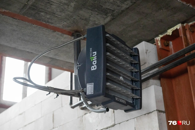 Пока в здании холодно, для рабочих установили тепловые пушки