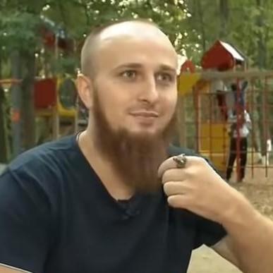 «Жены целуют ему ноги, когда приносят еду»: старшая дочь Анна о том, как живет Иван Сухов