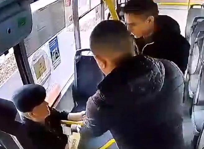 Мужчину, угрожавшего пистолетом водителю маршрутки, доставили в отдел полиции | ya62.ru