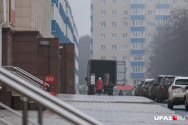 Возле мэрии тоже что-то разгружали | Источник: Булат Салихов / UFA1.RU