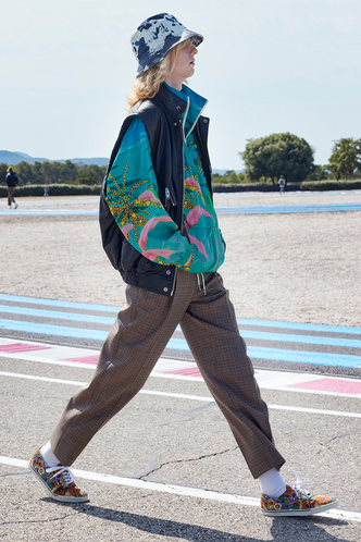 Светящиеся бомберы, сумки-багеты и скейтеры: Celine Men's Spring 2021