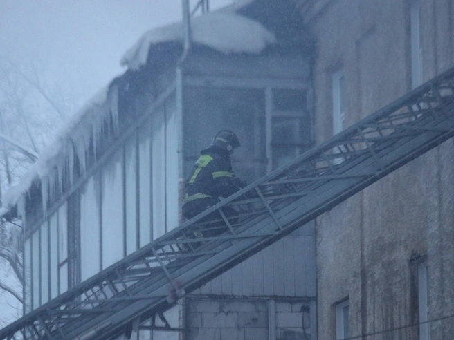Тушение ведется по повышенному номеру вызова. | Источник: Андрей Бортко / NGS.RU
