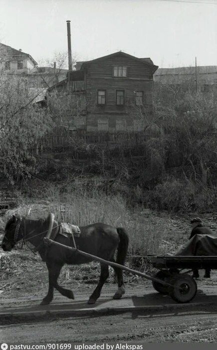Вот так ближе к 90-м выглядел участок, где сейчас стоит Дворец земледельцев | Источник: pastvu.com