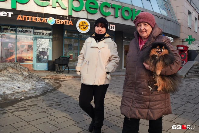 Собака выгуливает своих людей | Источник: Роман Данилкин / 63.RU 