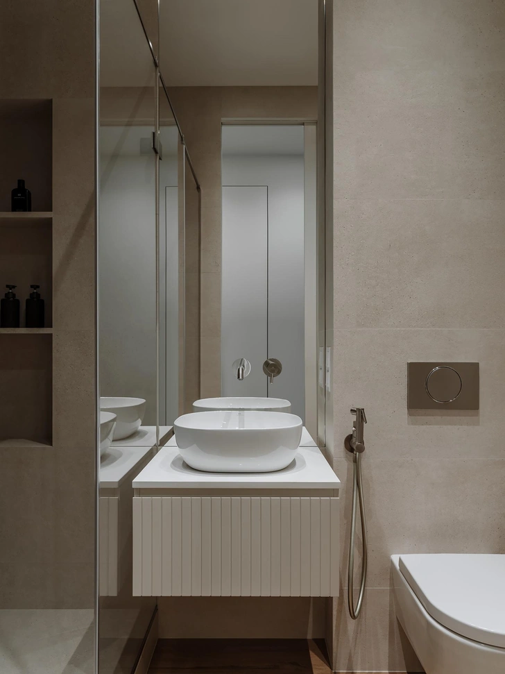 Гостевой санузел. Керамогранит, Porcelanosa. Раковина и сантехника, Noken. Душевая перегородка, зеркало, Steklopolis. Тумба под раковину выполнена на заказ, Elegante interno. | Источник: Ольга Шангина. стиль: Яна Яхина