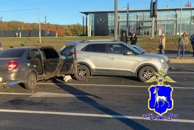 «Ладу» отбросило на стоявшее авто | Источник: ГУ МВД России по Самарской области