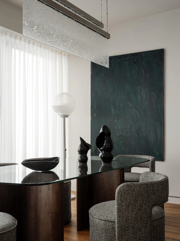 Вазы, MONOxfactura, Izzi decor. Картина, Иван Глазков. Стол, La Redoute. Кресла, Dantone Home. Торшер, винтаж. Люстра, Midmodern V4. | Источник: Михаил Лоскутов. Стиль: Yes We May