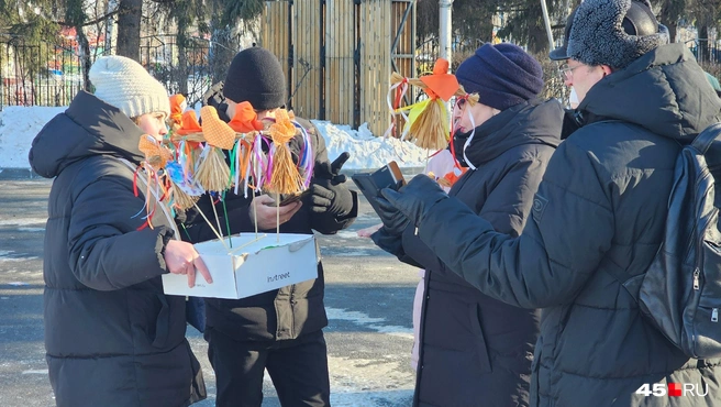 В ЦПКиО можно было приобрести маленькое чучело Масленицы | Источник: Дарья Никитченко / 45.RU