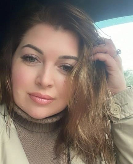 39-летняя жена Сергея Симонова Виктория по образованию педагог и долгое время работала в детском саду в Химках | Источник: careerist.ru