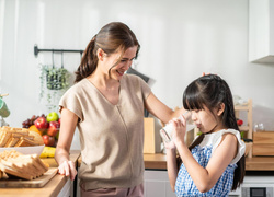 Здоровье под угрозой: 11 продуктов, которые нельзя давать детям — а вы делаете это каждый день