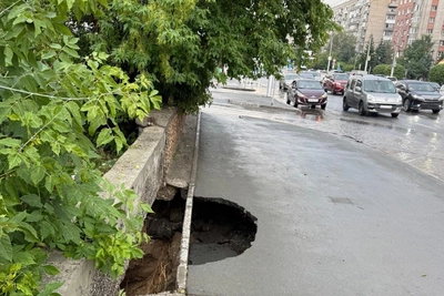 В Новосибирске на Красном проспекте провалился тротуар