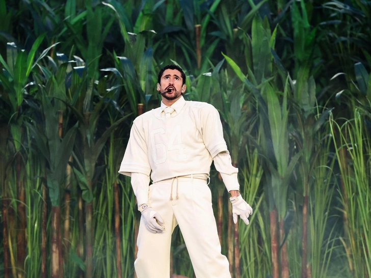 Кендрик Ламар поразил мир в прошлом году джинсами-клеш от C&eacute;line, а Bad Bunny удивил костюмом Zara