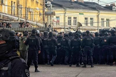 Силовики взяли в котел оставшихся на Сенном рынке