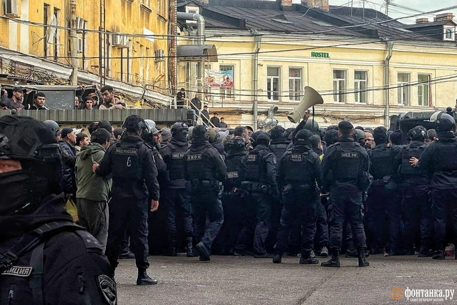 В крепких объятиях закона. Силовики взяли в котел оставшихся на Сенном рынке | Источник: Милена Солдатенко / FONTANKA.RU
