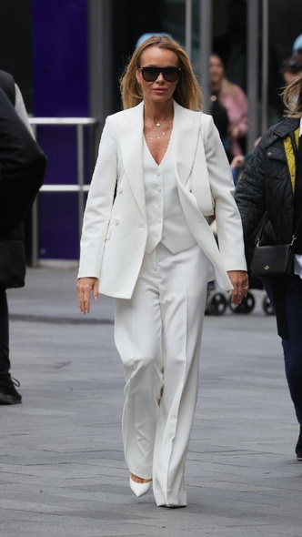 Аманда Холден показала, как правильно носить белые вещи и не выглядеть в них дешево