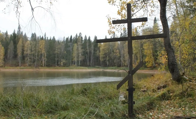 Крест установили в память о погибших. Несколько лет назад его сломали — возможно, медведи | Источник: Любовь Морозова / Youtube.com