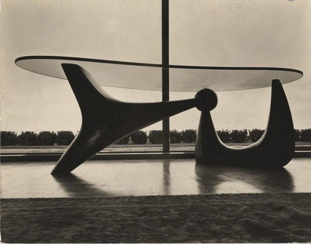 Журнальный столик Anson Conger Goodyear Table, дизайн Исаму Ногучи, 1939 | Источник: The Isamu Noguchi Foundation and Garden Museum, New York