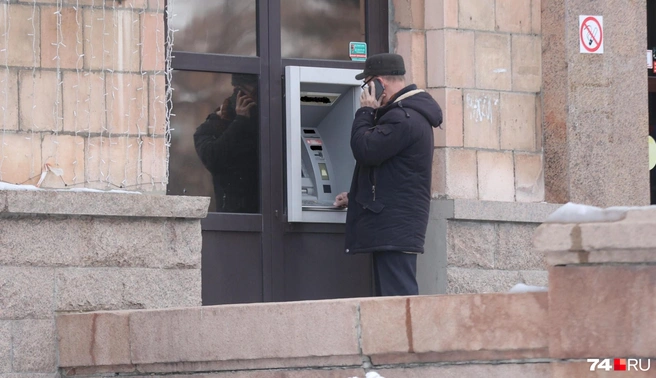 Снимать все накопления, по словам экспертов, не нужно. Но и про наличку забывать не стоит | Источник: Дарья Пона
