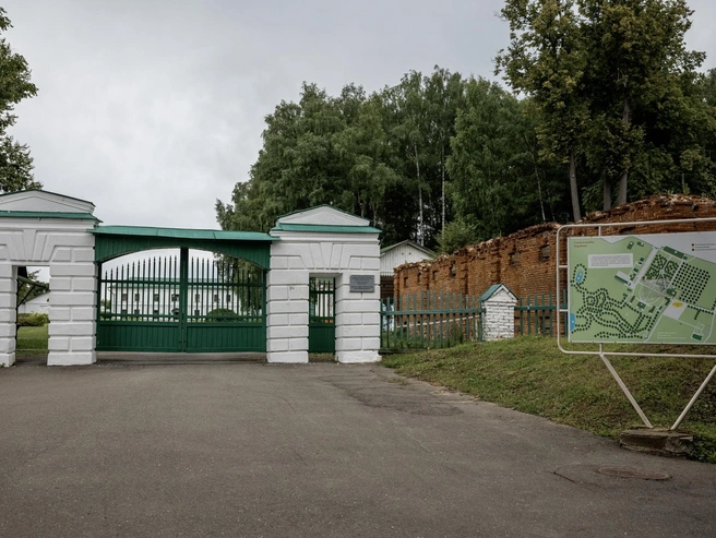 Вход на территорию усадьбы Н. А. Некрасова. | Источник: Александр Куренной / 76.RU