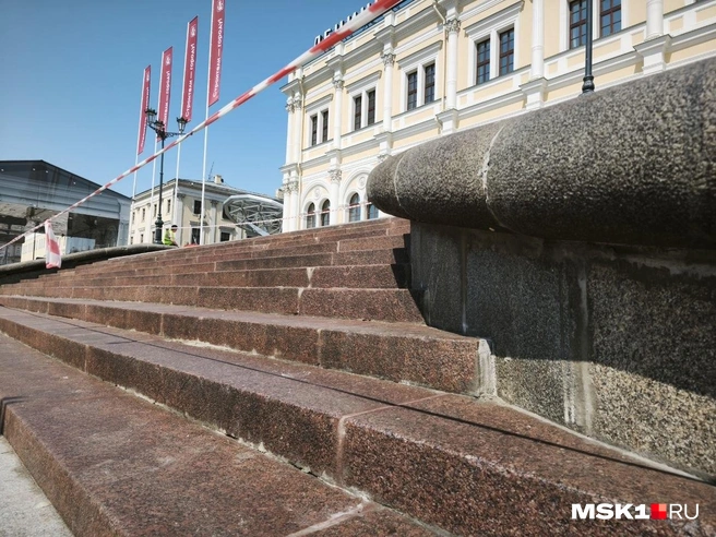 Вчера ступени намывали до блеска | Источник: Михаил Мечев / MSK1.RU