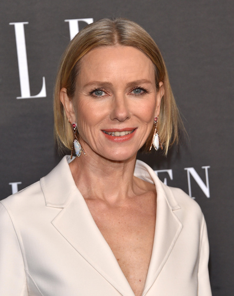 Наоми Уотс поделилась редкими кадрами с красавцем-сыном в честь его 16-летия