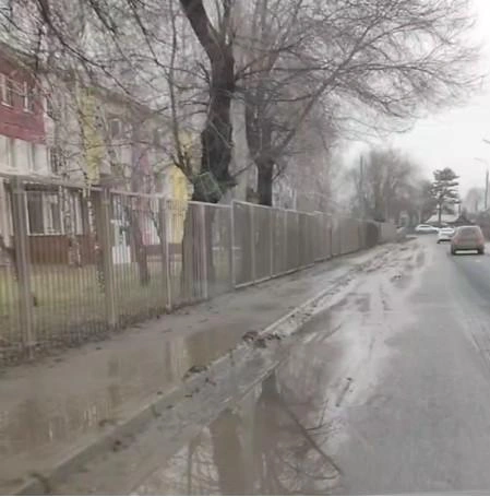 Так сейчас выглядит тропинка, ведущая ко входу в школу № 113 | Источник: читатель 63.RU