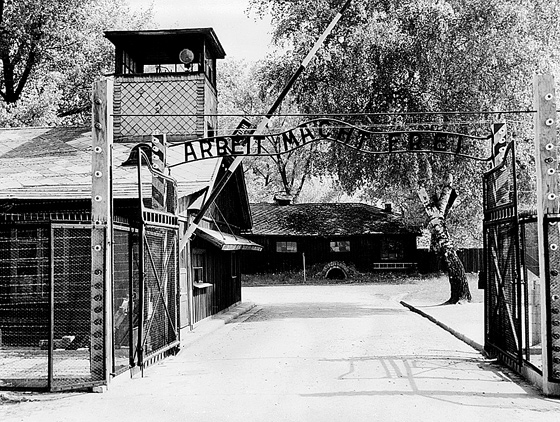27 апреля 1940 по приказу Гиммлера основан крупнейший концлагерь Освенцим