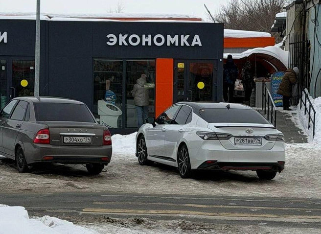 Встречаются здесь и Camry&nbsp;— завсегдатаи рубрики про «баранов» | Источник: читатель 74.RU